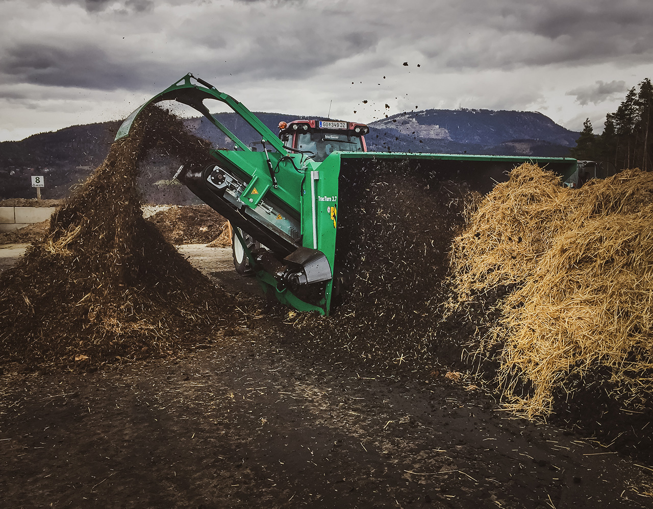 Compost turner TracTurn